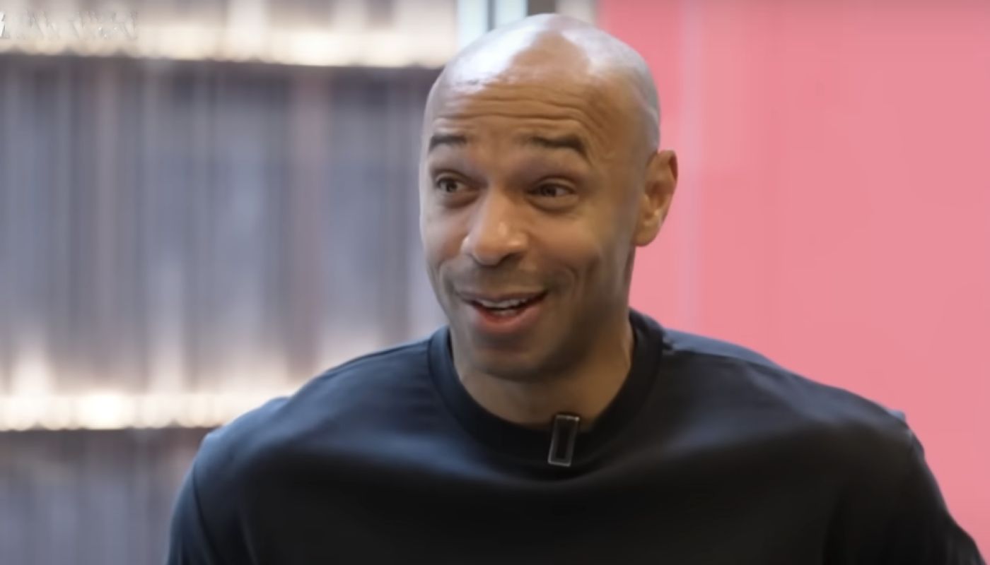 Thierry Henry avec un grand sourire aux lèvres