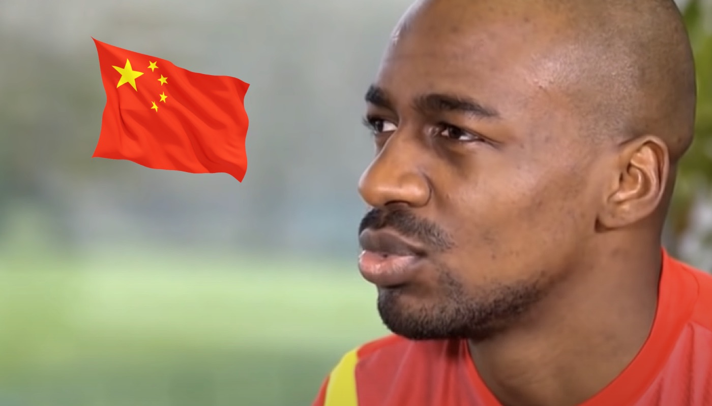 Le footballeur franco-congolais Gaël Kakuta, ici accompagné du drapeau de la Chine