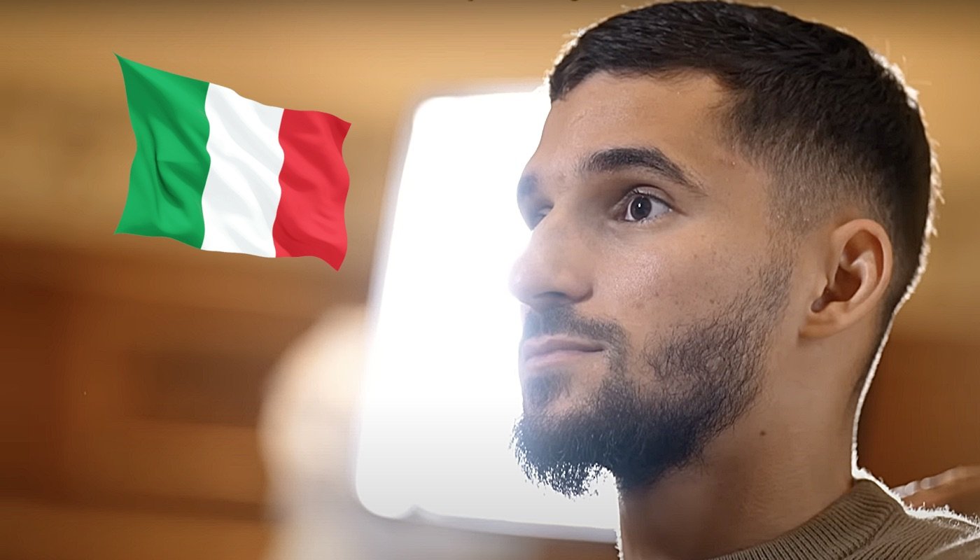 L'international algérien Houssem Aouar, ici accompagné du drapeau de l'Italie