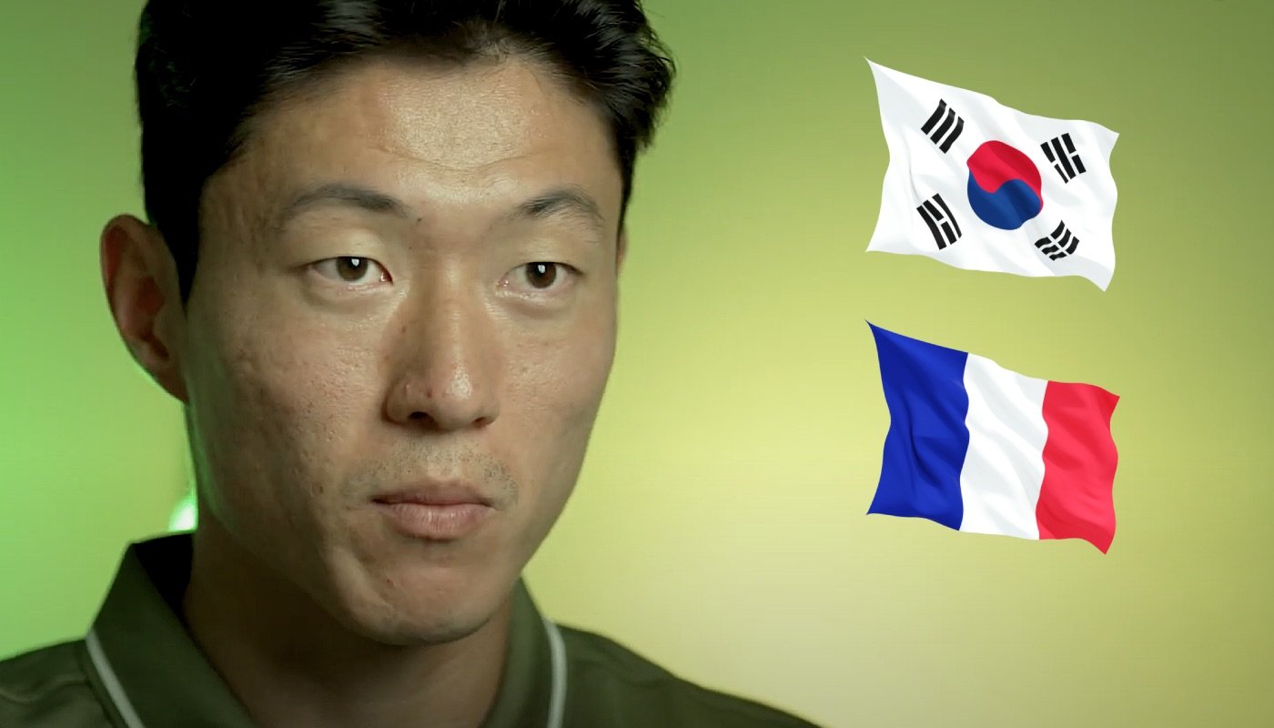 L'attaquant Hwang Ui-jo, ici accompagné des drapeaux de la Corée du Sud et de la France