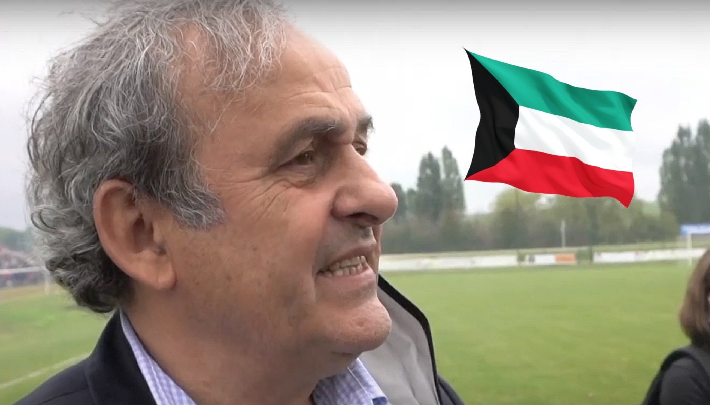 La légende du football français Michel Platini, ici accompagnée du drapeau du Koweït