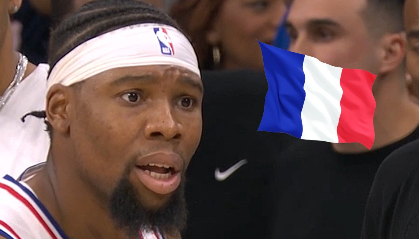 Le joueur NBA des Philadelphia 76ers, Guerschon Yabusele, accompagné du drapeau de la France