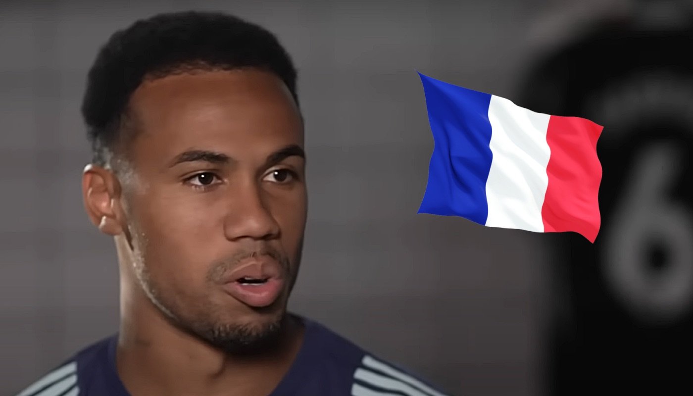 Le défenseur brésilien Gabriel Magalhaes, ici accompagné du drapeau de la France