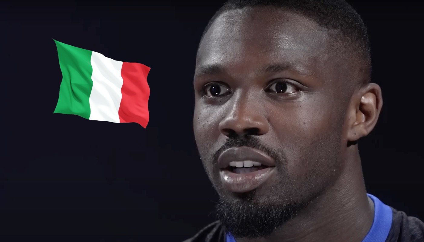 L'attaquant français Marcus Thuram, ici accompagné du drapeau de l'Italie