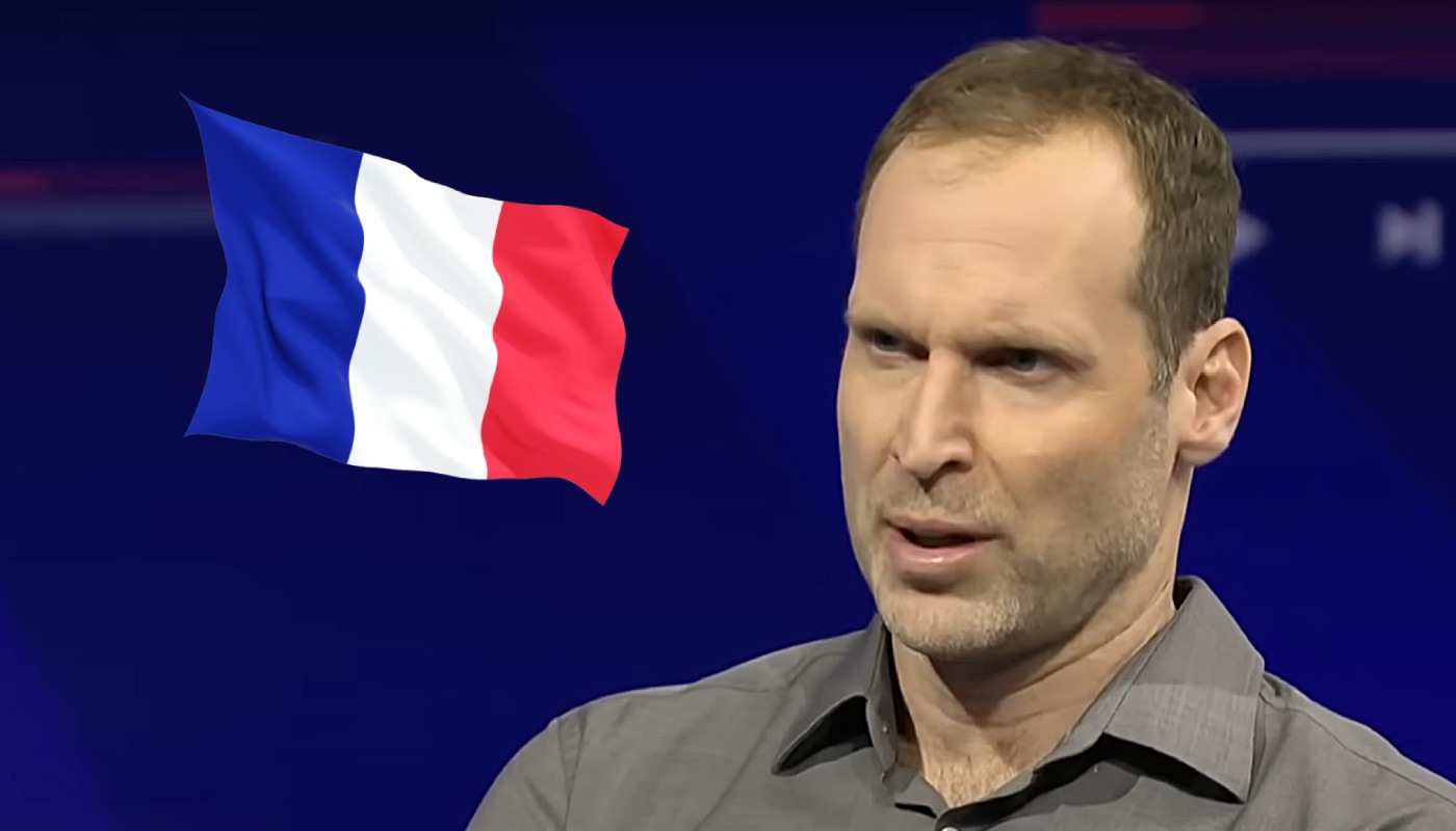 L'ancien gardien de but Petr Cech, ici accompagné du drapeau de la France