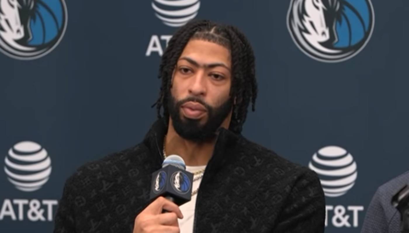 Anthony Davis en conférence de presse pour les Mavericks