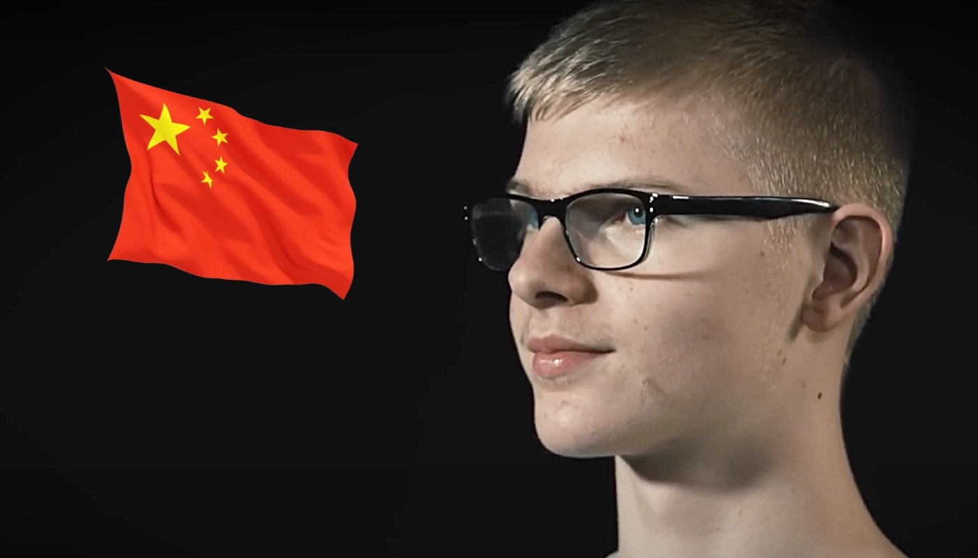 Le joueur de ping français Félix Lebrun, ici accompagné du drapeau de la Chine