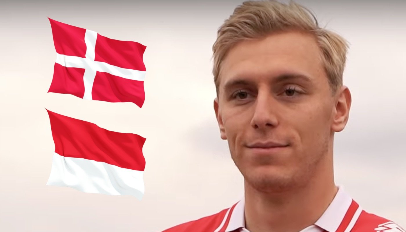 L'attaquant de l'AS Monaco, Mika Biereth, ici accompagné des drapeaux du Danemark et de Monaco