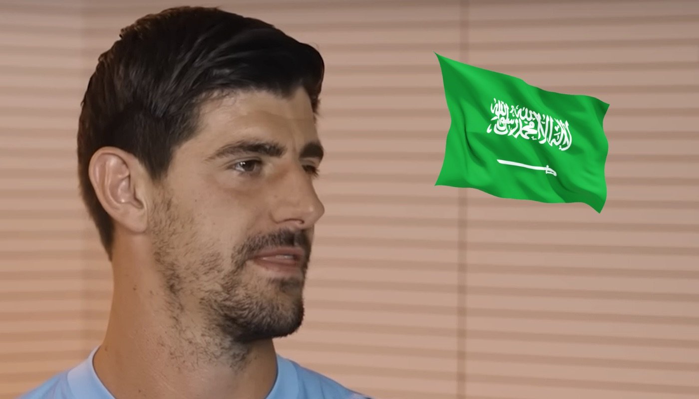 Le gardien de but belge Thibaut Courtois, ici accompagné du drapeau de l'Arabie saoudite